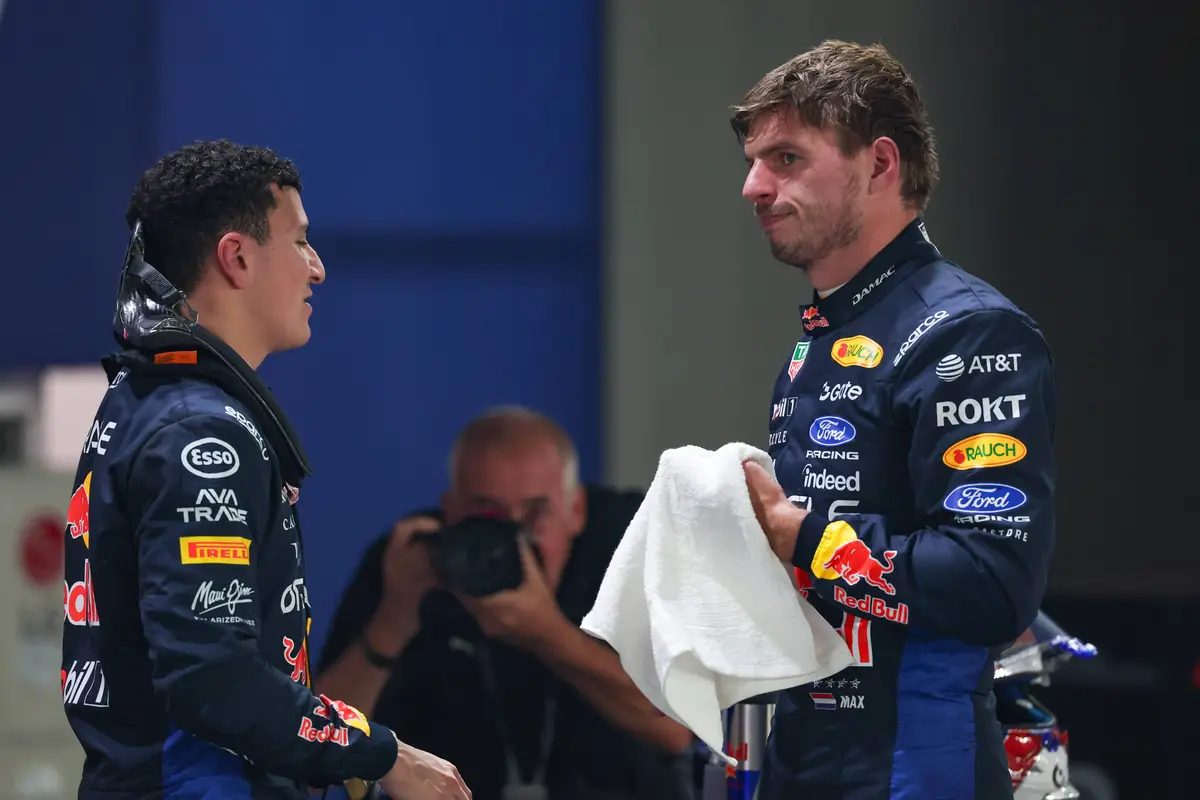 Isack Hajdar en Max Verstappen met elkaar in gesprek in Singapore