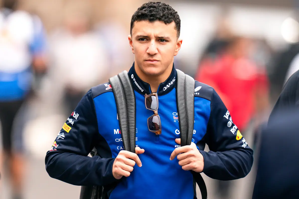 Isack Hadjar in de F1-paddock in Mexico waar hij ruzie kreeg met een fan