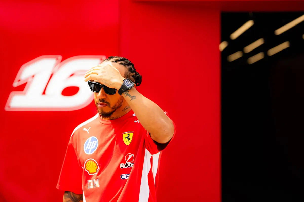 Lewis Hamilton in de F1-paddock in Maleisië