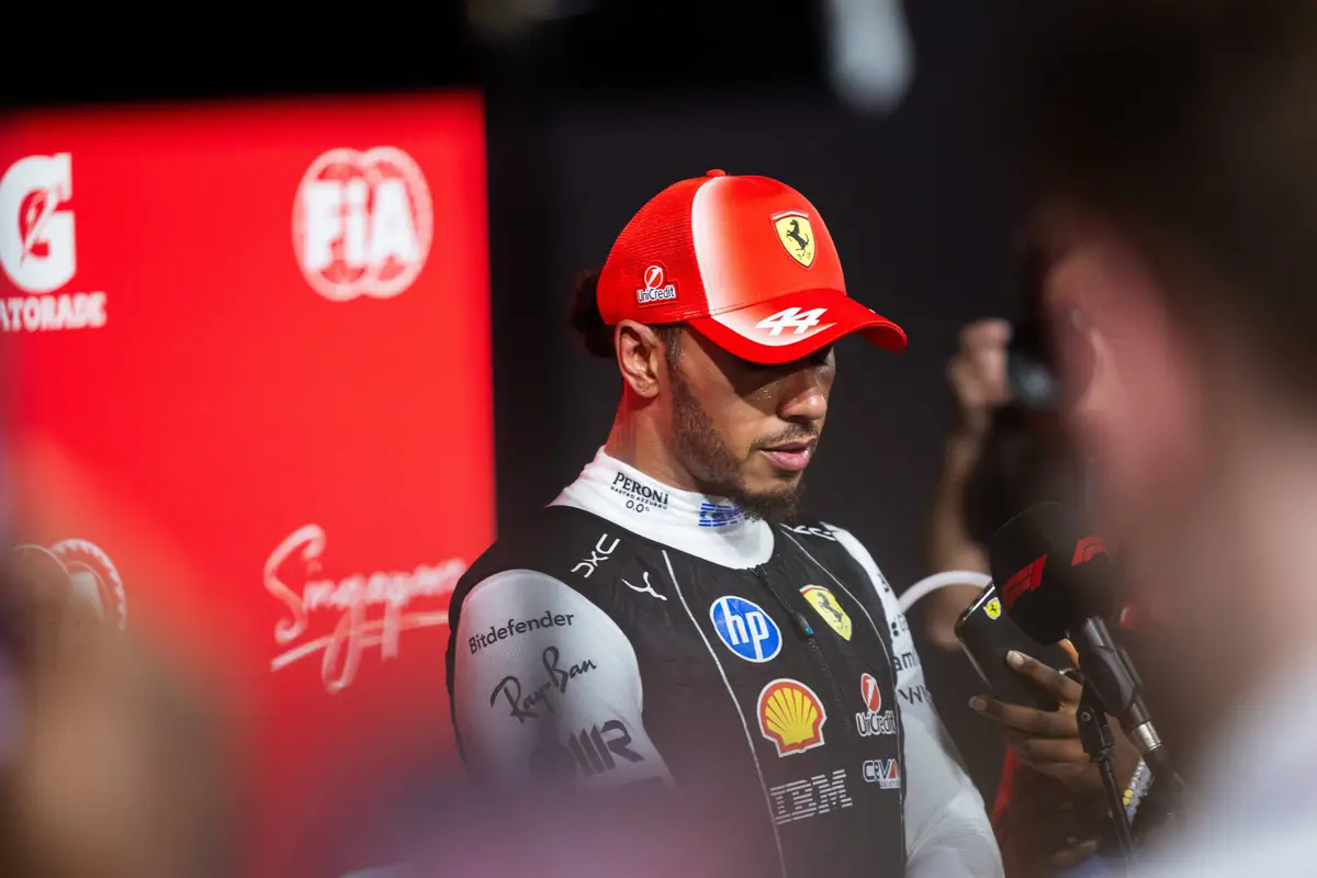 Ferrari-coureur Lewis Hamilton is onwel geworden na de race in Singapore