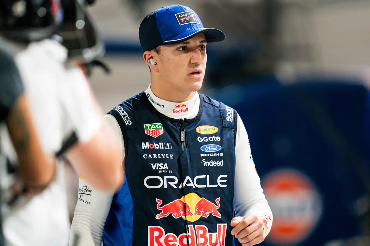 Red Bull-coureur Isack Hadjar in de F1-pitstraat in Singapore
