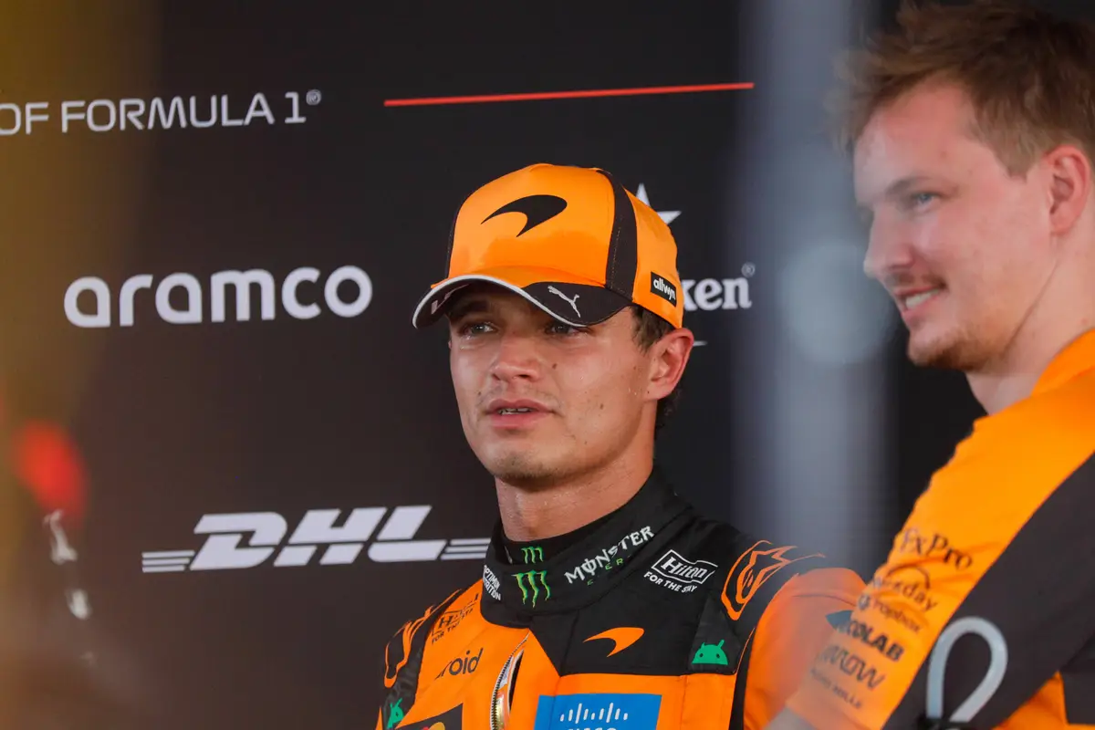 Lando Norris in gesprek met de media tijdens het F1-raceweekend in Sepang voor de F1 Grand Prix van Bahrein in Maleisië (2026)