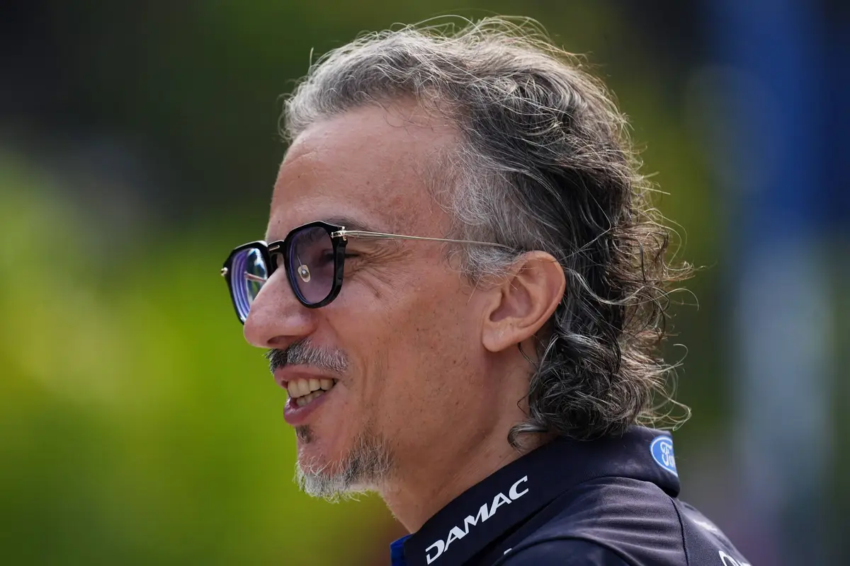 Red Bull Racing-teambaas Laurent Mekies tijdens het F1-raceweekend in Sepang voor de F1 Grand Prix van Bahrein in Maleisië (2026)