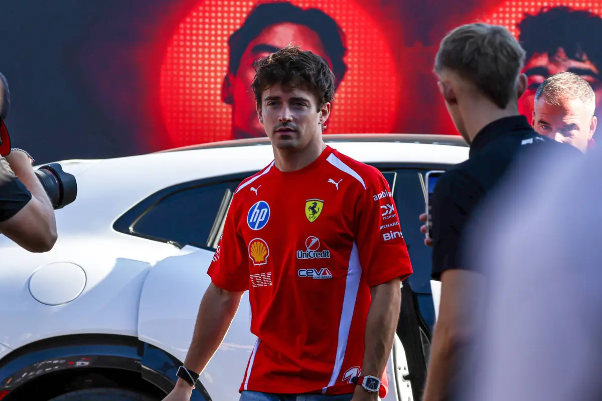 Ferrari-coureur Charles Leclerc in de F1-paddock in Austin