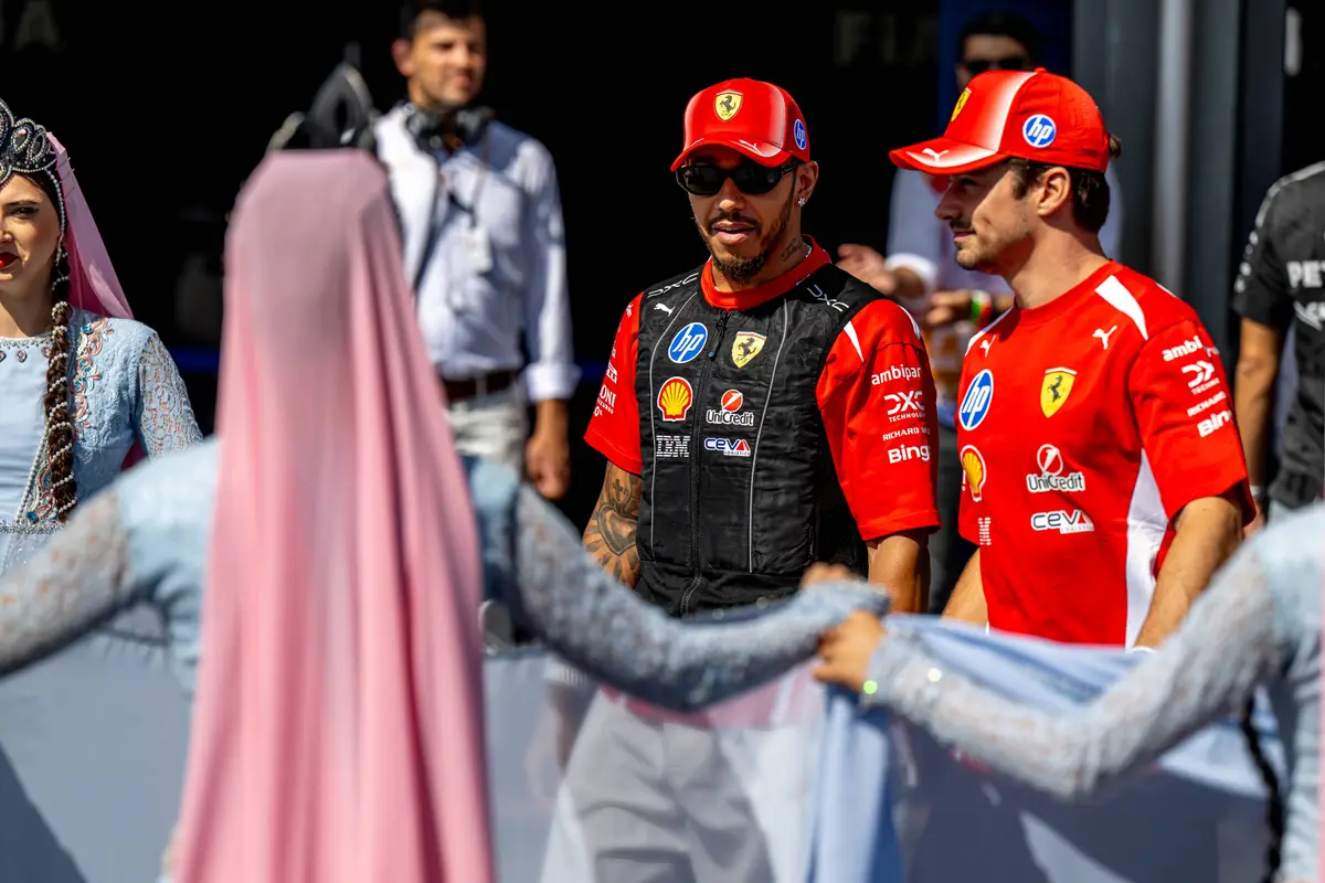 Leclerc en Hamilton zouden ruzie hebben binnen Ferrari