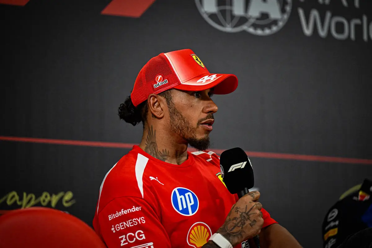 Lewis Hamilton tijdens de persconferentie voor het F1-raceweekend in Singapore (2026)