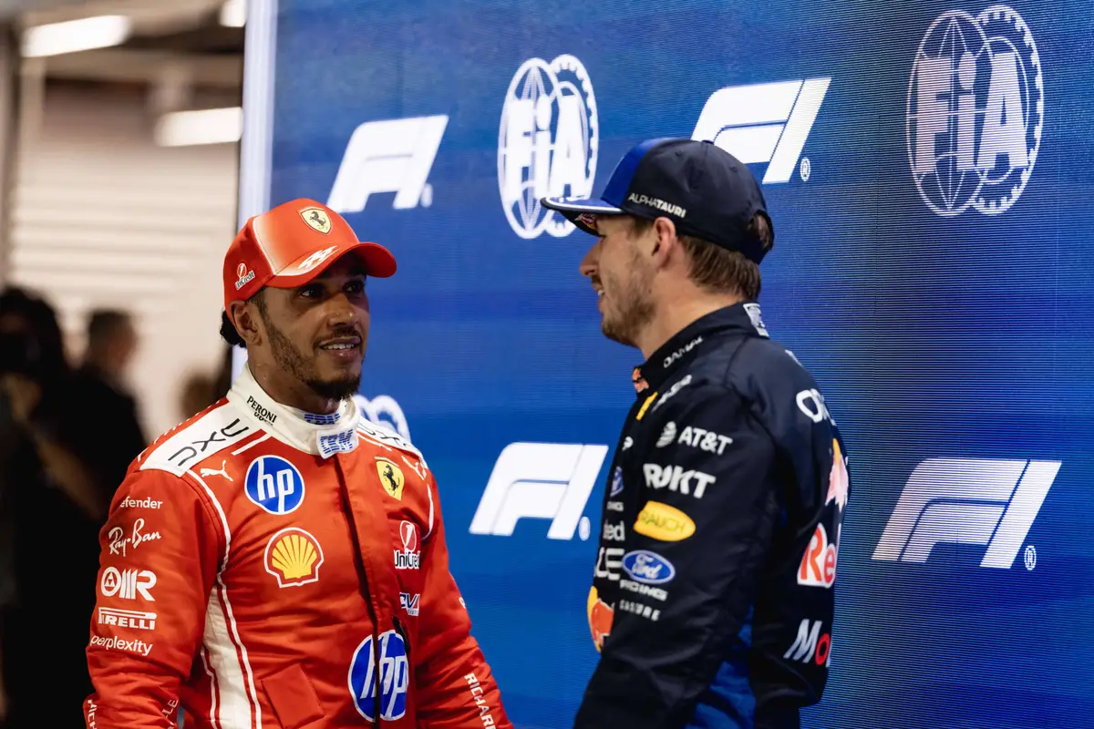 Lewis Hamilton en Max Verstappen in gesprek na afloop van de kwalificatie voor de F1 Grand Prix van Singapore in 2026