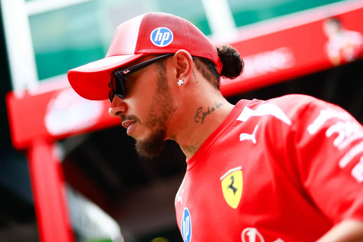 Lewis Hamilton in de paddock tijdens het F1-raceweekend in Singapore (2026)
