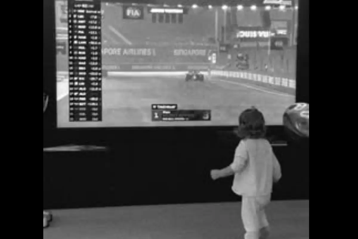 Dochter Lily viert de zege van Max Verstappen in Singapore