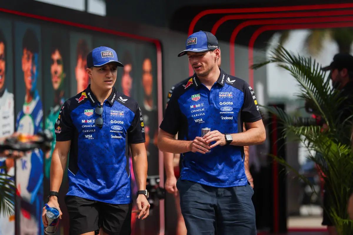 Max Verstappen en Isack Hadjar in de F1-paddock in Singapore