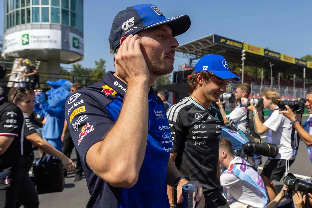 Max Verstappen en Kimi Antonelli op de F1-grid in Italië