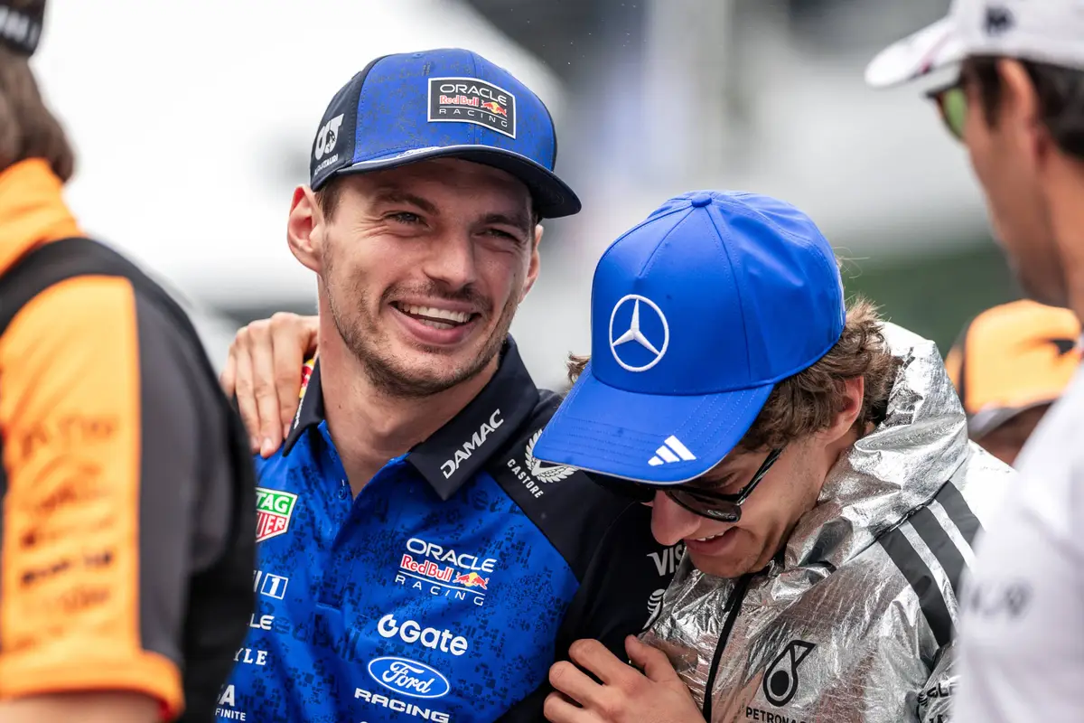 Max Verstappen en Kimi Antonelli lachen met elkaar op de F1-grid in Maleisië