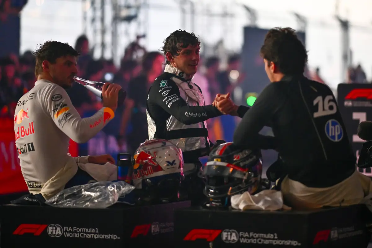 Max Verstappen, Kimi Antonelli en Charles Leclerc rusten uit na de race in Singapore