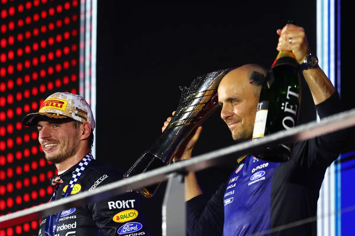 Max Verstappen en Gianpiero Lambiase op het podium voor Red Bull in Singapore