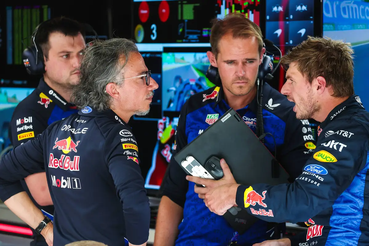 Max Verstappen in gesprek met Red Bull-baas Mekies in de garage