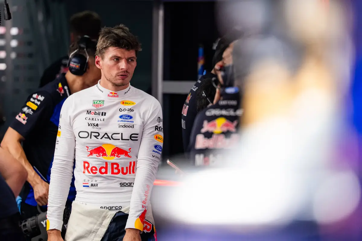 Max Verstappen voor Red Bull Racing in de garage in Maleisië