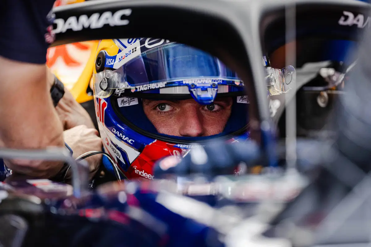 Max Verstappen in de cockpit van zijn Red Bull RB22 in VT2 in Maleisië