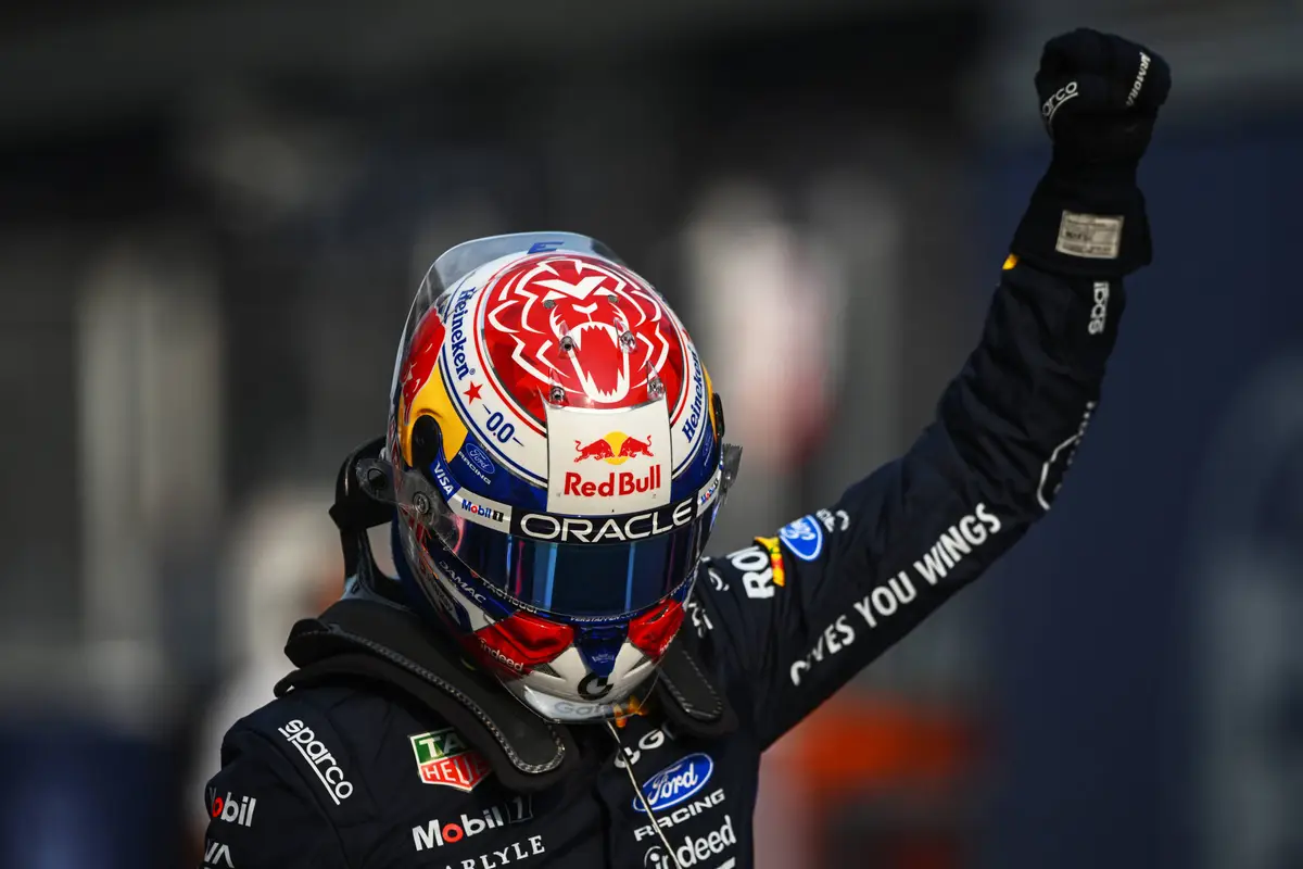 Max Verstappen juicht na het binnenhalen van de poleposition in Maleisië