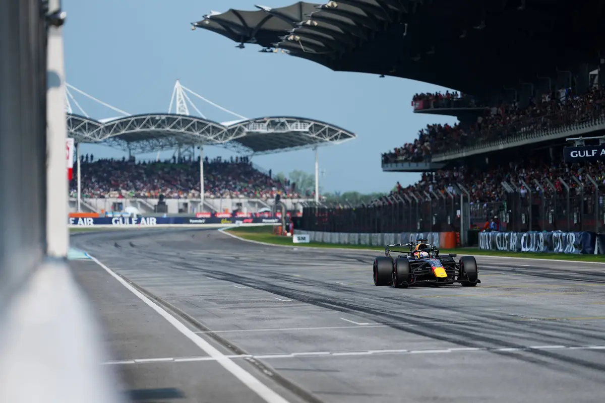 Max Verstappen tijdens de kwalificatie voor de GP Bahrein in Maleisië