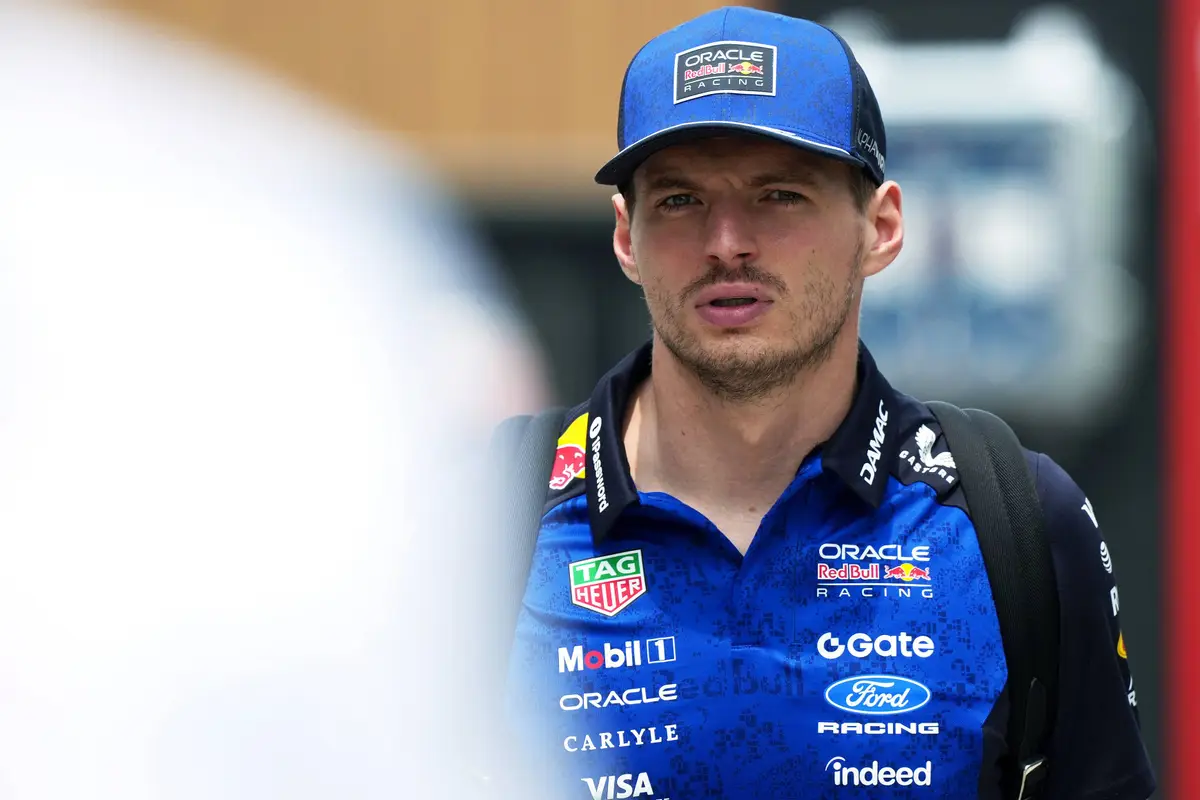 Max Verstappen in de F1-paddock in Maleisië