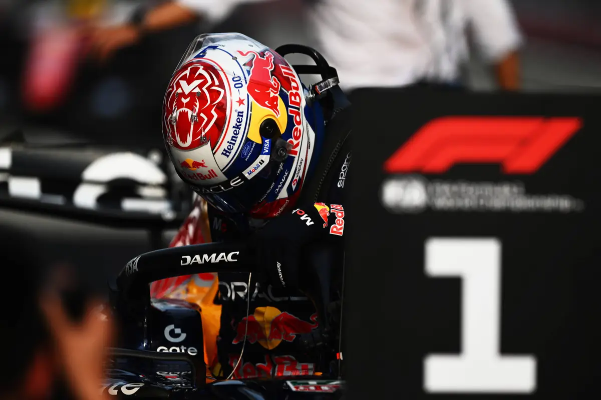 Max Verstappen klimt uit zijn auto na de kwalificatie voor de Grand Prix van Bahrein in Maleisië 2026