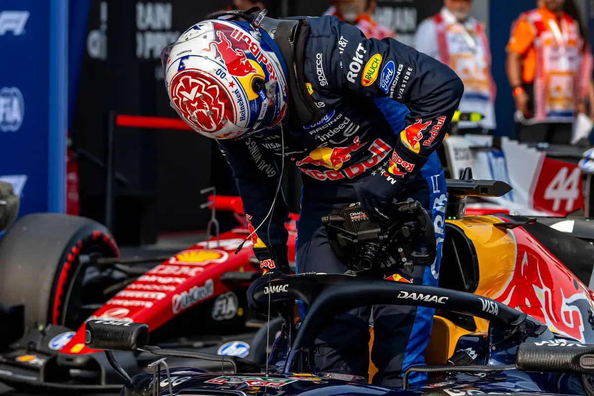 Max Verstappen stapt uit zijn Red Bull-auto na de kwalificatie in Maleisië