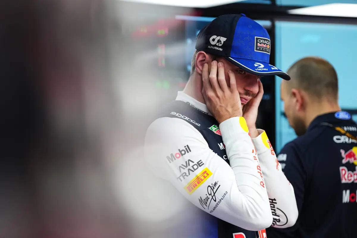 Max Verstappen in de garage van Red Bull in Maleisië