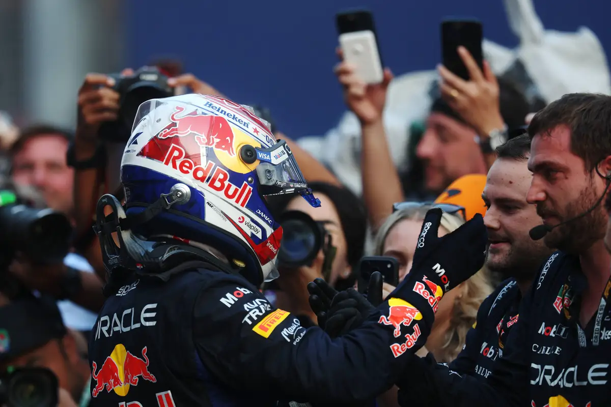 Max Verstappen viert zijn zege in Maleisië met zijn team