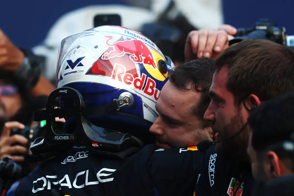 Max Verstappen met zijn monteurs na zijn zege in Maleisië