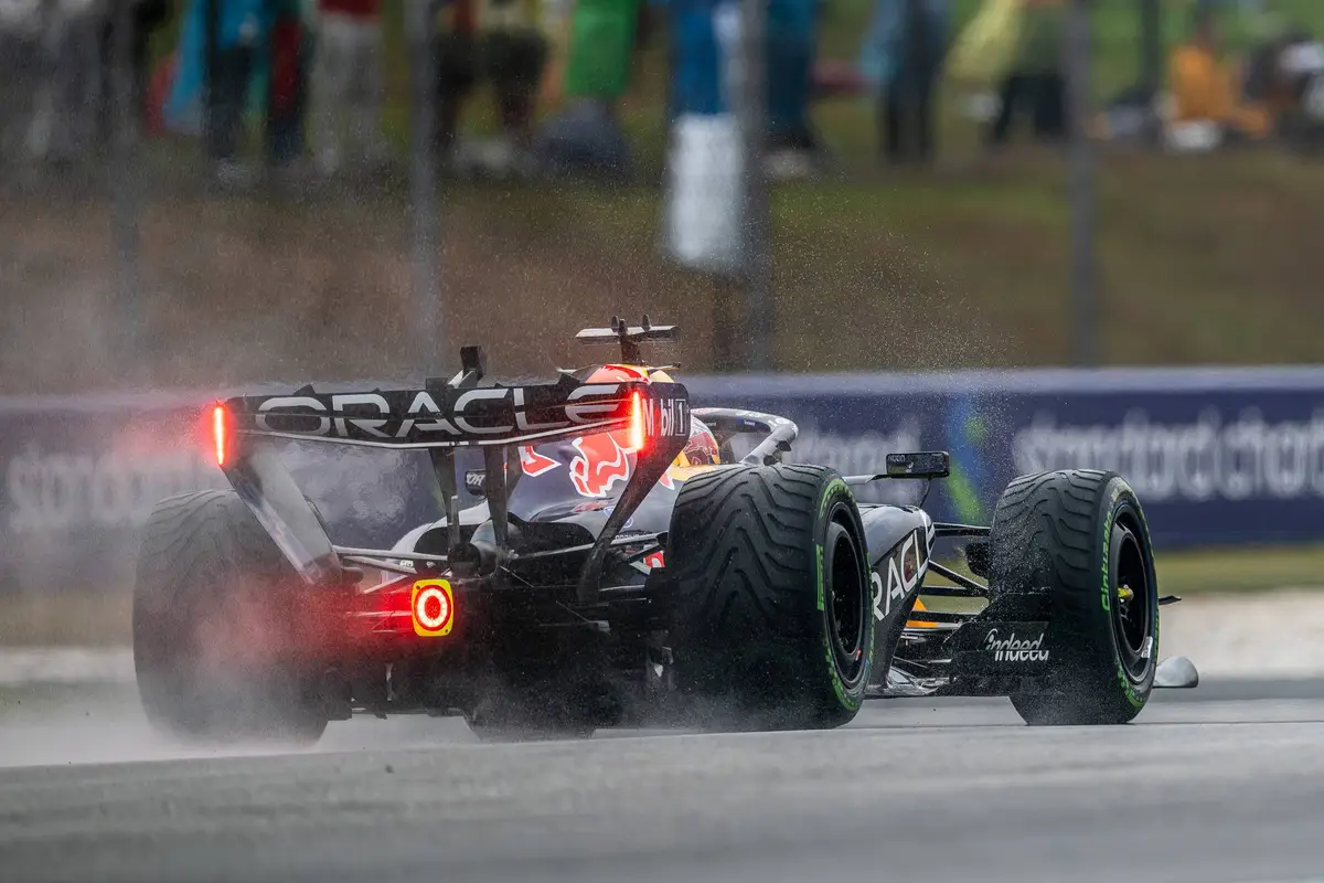 Max Verstappen in de regen tijdens de race in Maleisië