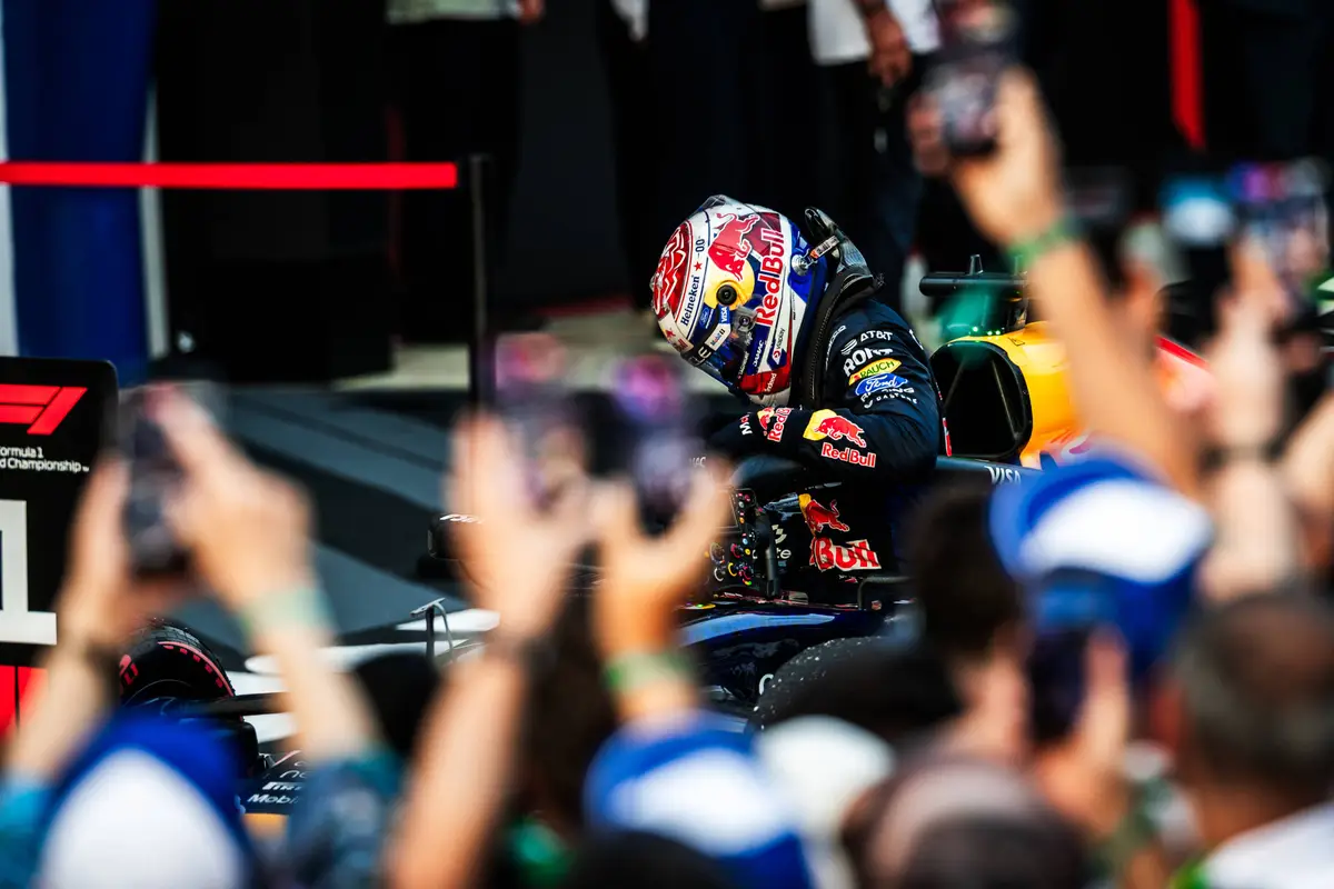 Max Verstappen klimt uit zijn auto na de race in Maleisië