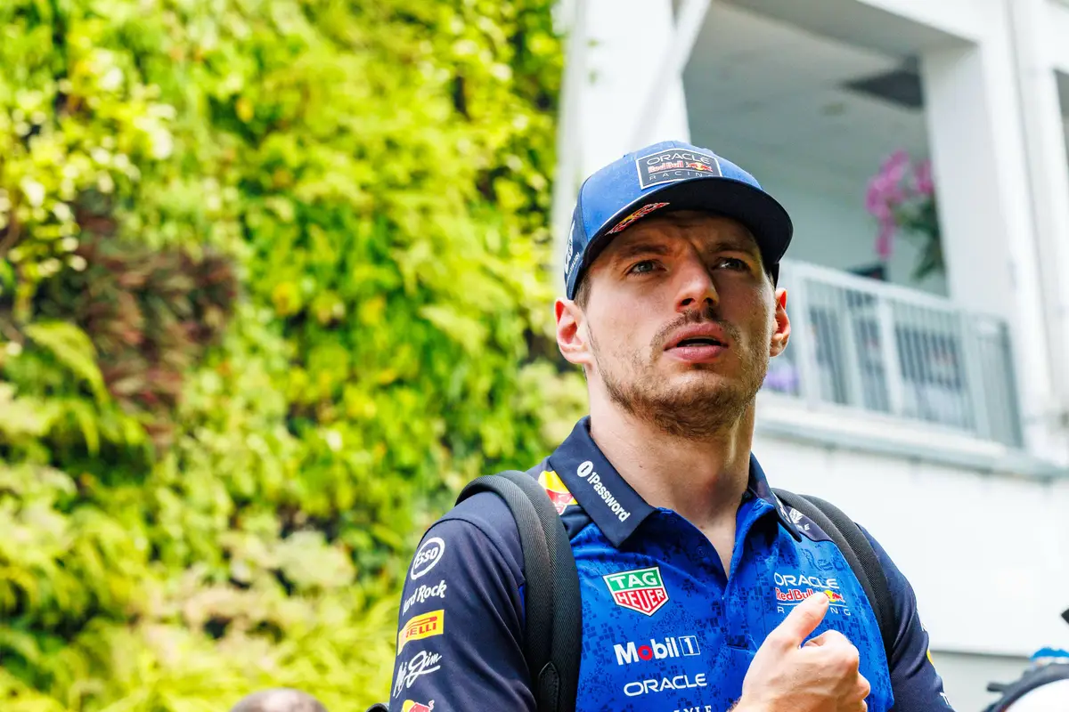 Max Verstappen moet zich na de sprint kwalificatie melden bij de stewards in Singapore