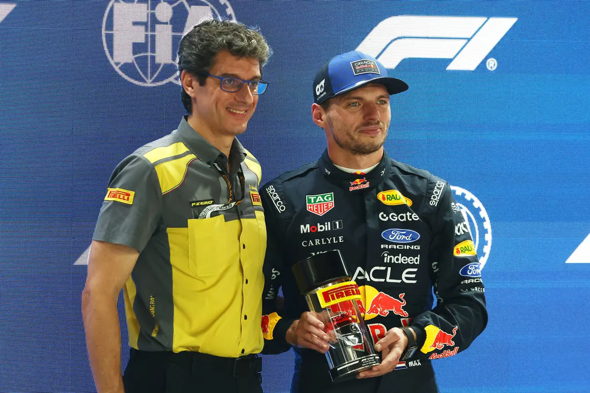 Max Verstappen ontvangt de bokaal voor het behalen van de pole voor de sprint in Singapore