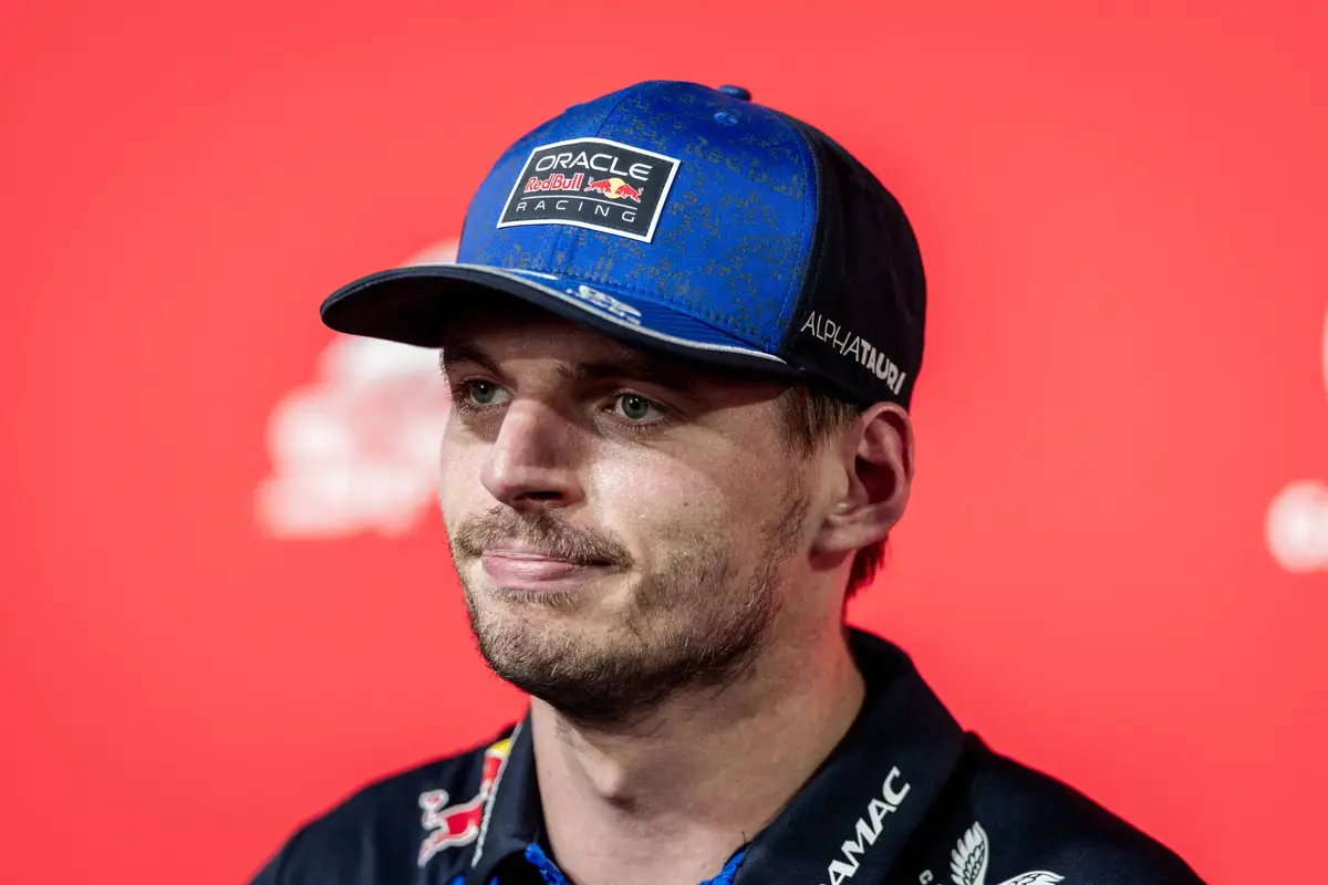 Max Verstappen is er helemaal klaar mee in Singapore en haalt hard uit
