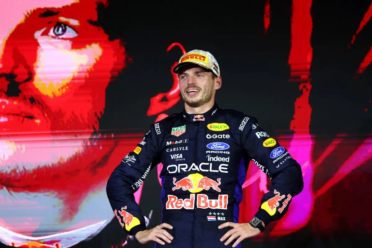 Max Verstappen op het podium voor Red Bull Racing in Singapore