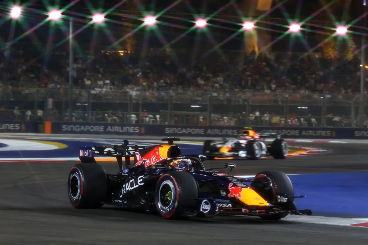 Max Verstappen in de Red Bull-auto in Singapore
