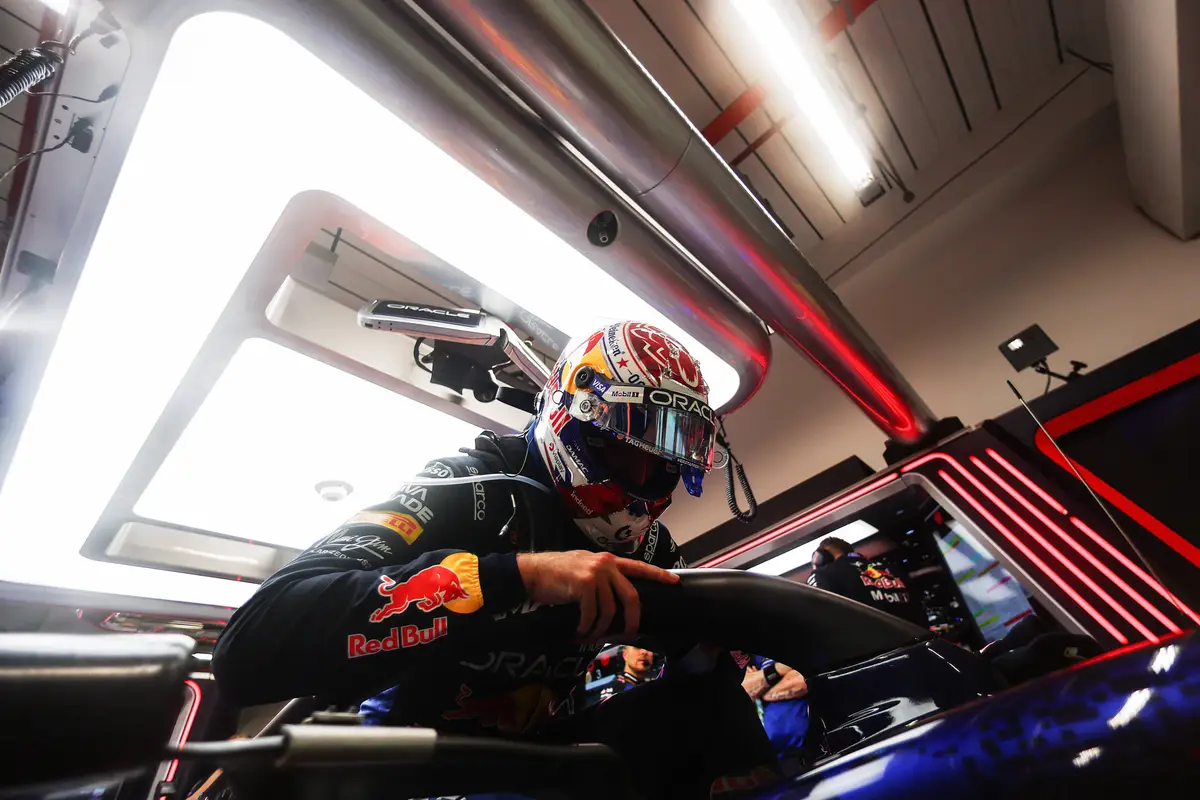 Max Verstappen in de Red Bull-garage