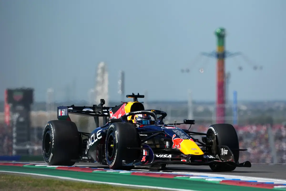 Max Verstappen in de Red Bull RB22 in Austin tijdens VT2