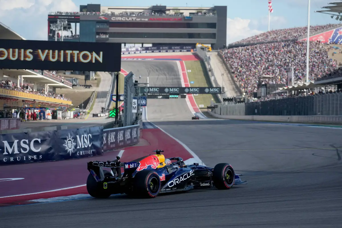 Max Verstappen draait het rechte stuk op in Austin