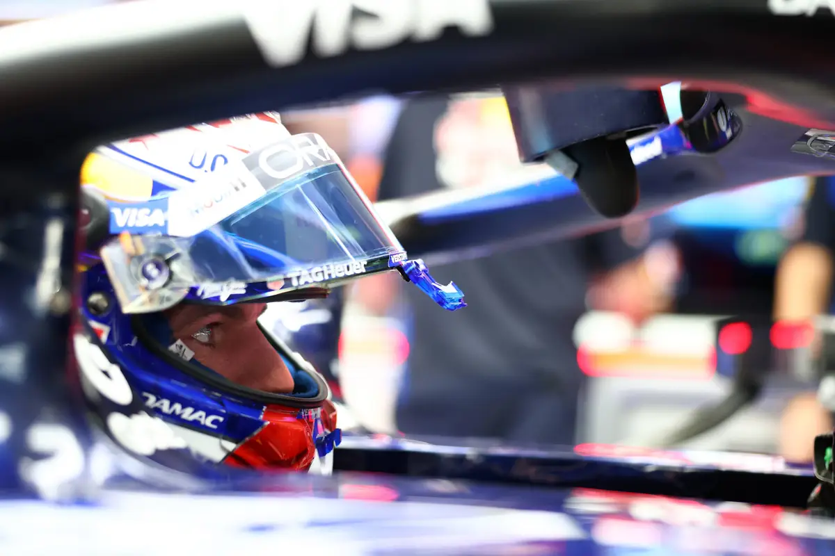 Max Verstappen in de cockpit van zijn Red Bull RB22 tijdens VT2 GP Mexico
