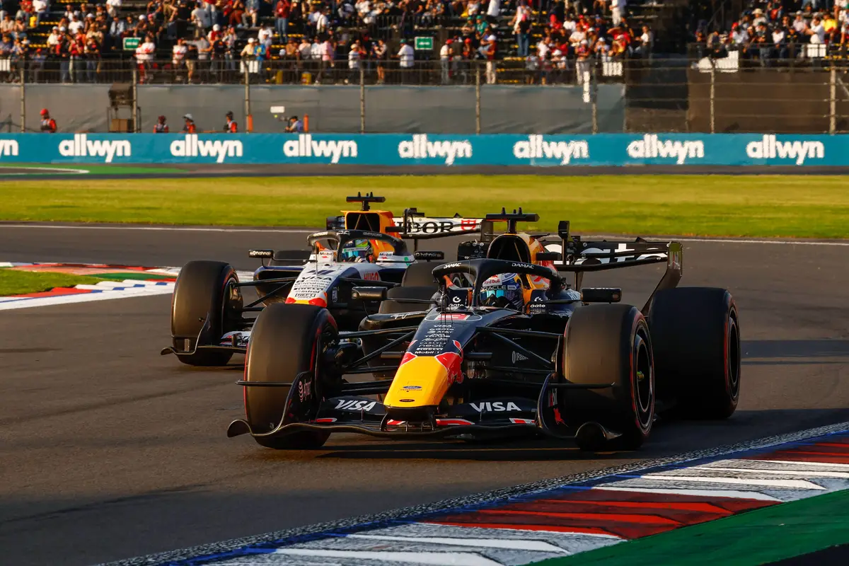 Max Verstappen voor Red Bull samen met een Racing Bulls-auto in Mexico