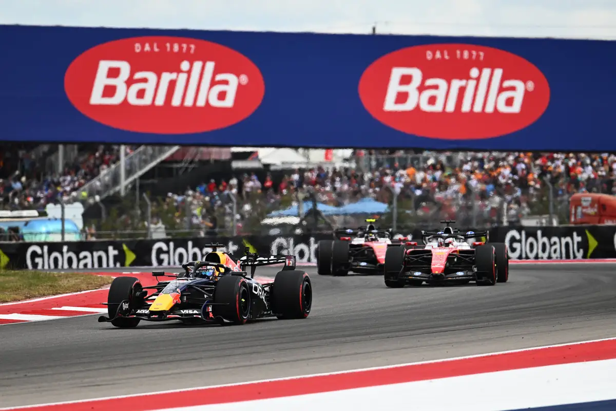 Max Verstappen rijdt voor de Ferrari-coureurs in de beginfase van de GP Verenigde Staten