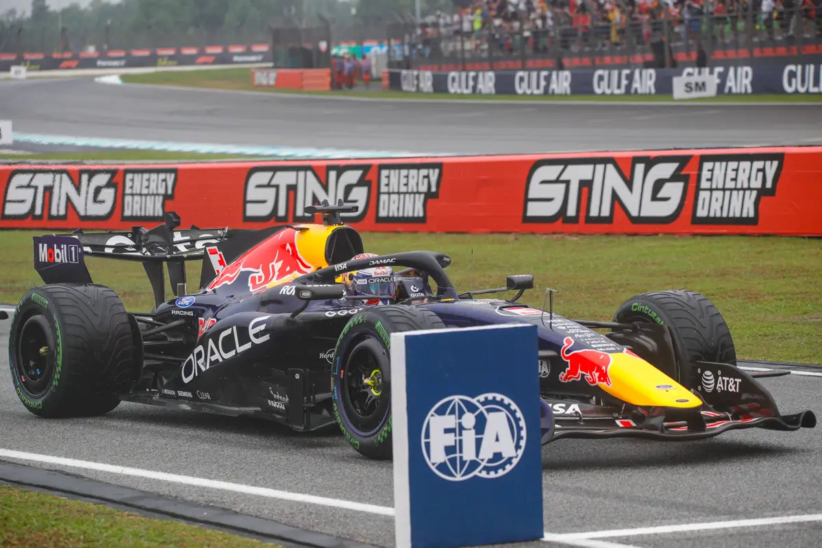 Max Verstappen passeert het FIA-bord in de pitstraat in Maleisië