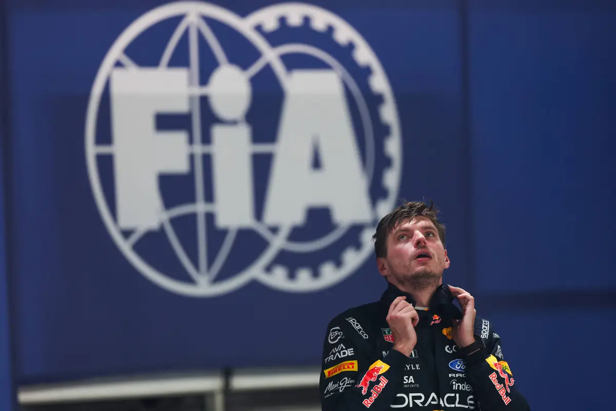 Max Verstappen bij het FIA-logo in Singapore