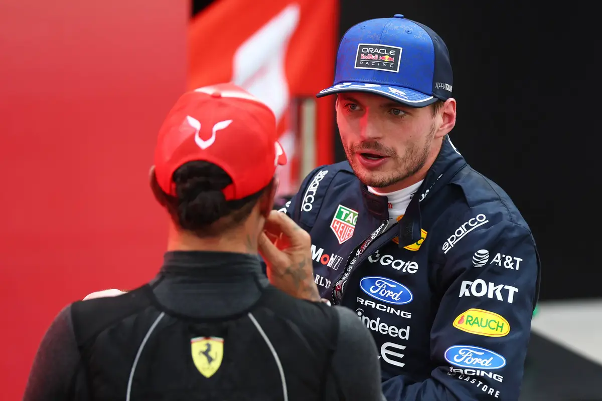 Max Verstappen in Singapore in gesprek met Ferrari-coureur Lewis Hamilton