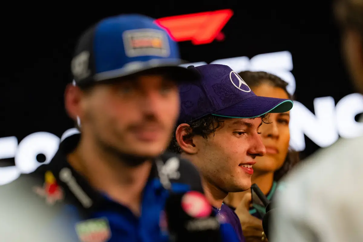 Max Verstappen en Kimi Antonelli in de F1-paddock na de race in Singapore