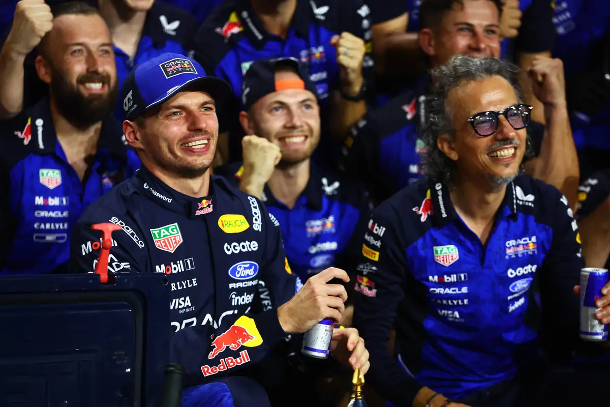 Max Verstappen en Laurent Mekies vieren de eerste zege van het jaar voor Red Bull