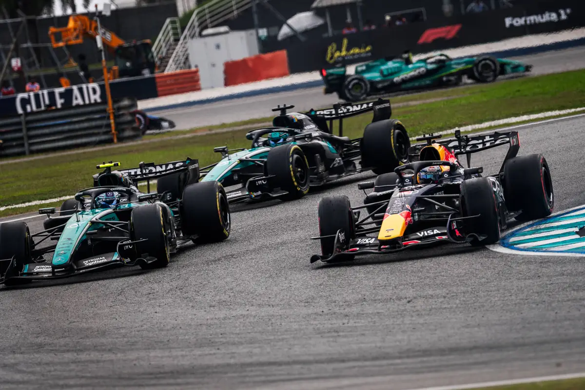 Max Verstappen in gevecht met Kimi Antonelli en George Russell in Maleisië