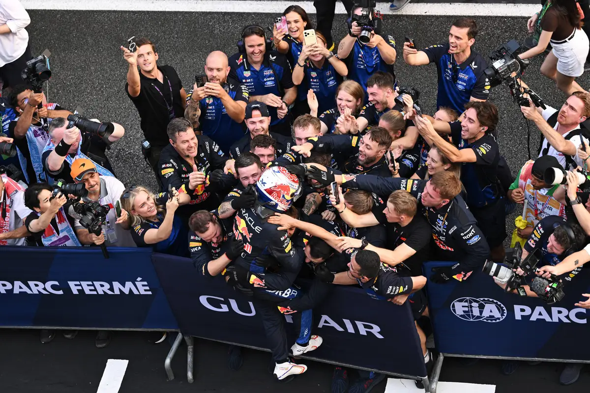 Max Verstappen viert feest met zijn monteurs na zijn zege in Maleisië