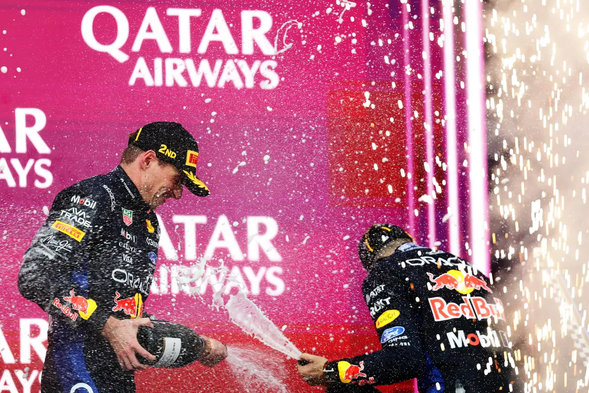 Max Verstappen en Isack Hadjar op het podium in Bakoe